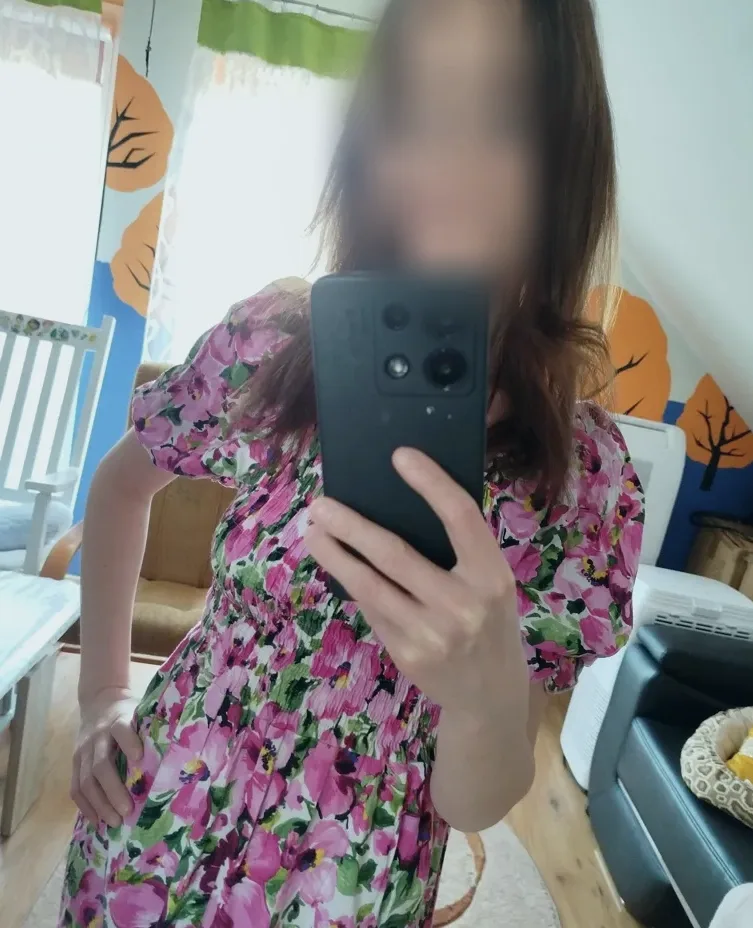 Büsra, 27