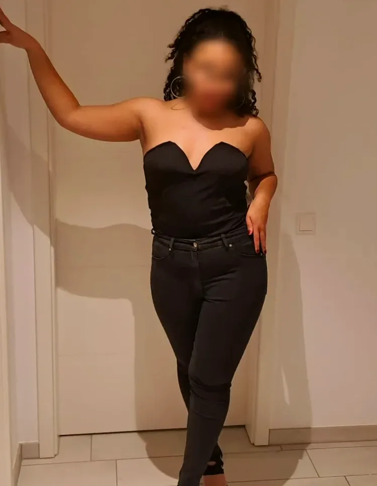 Julia, 27